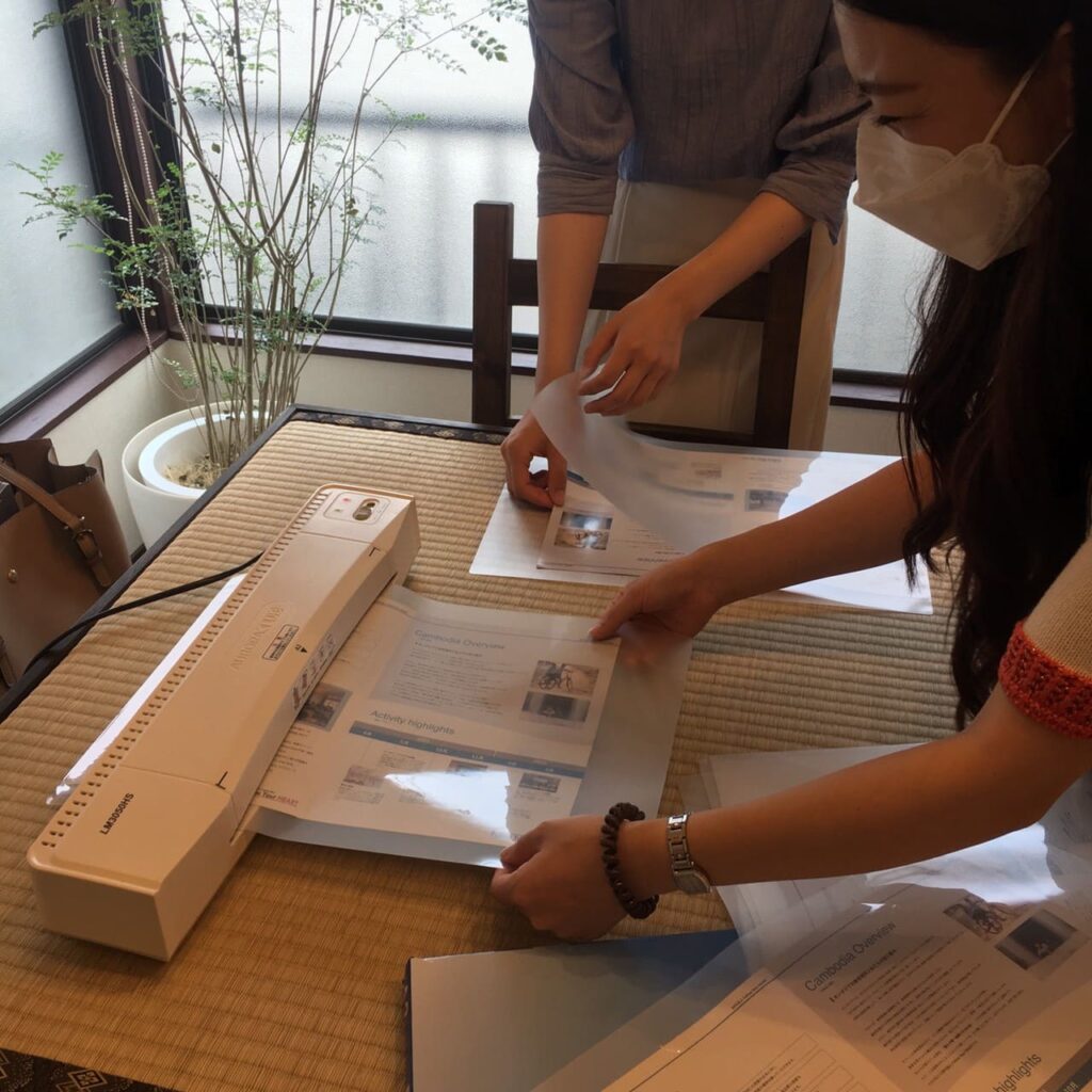 パンフレットをパウチ