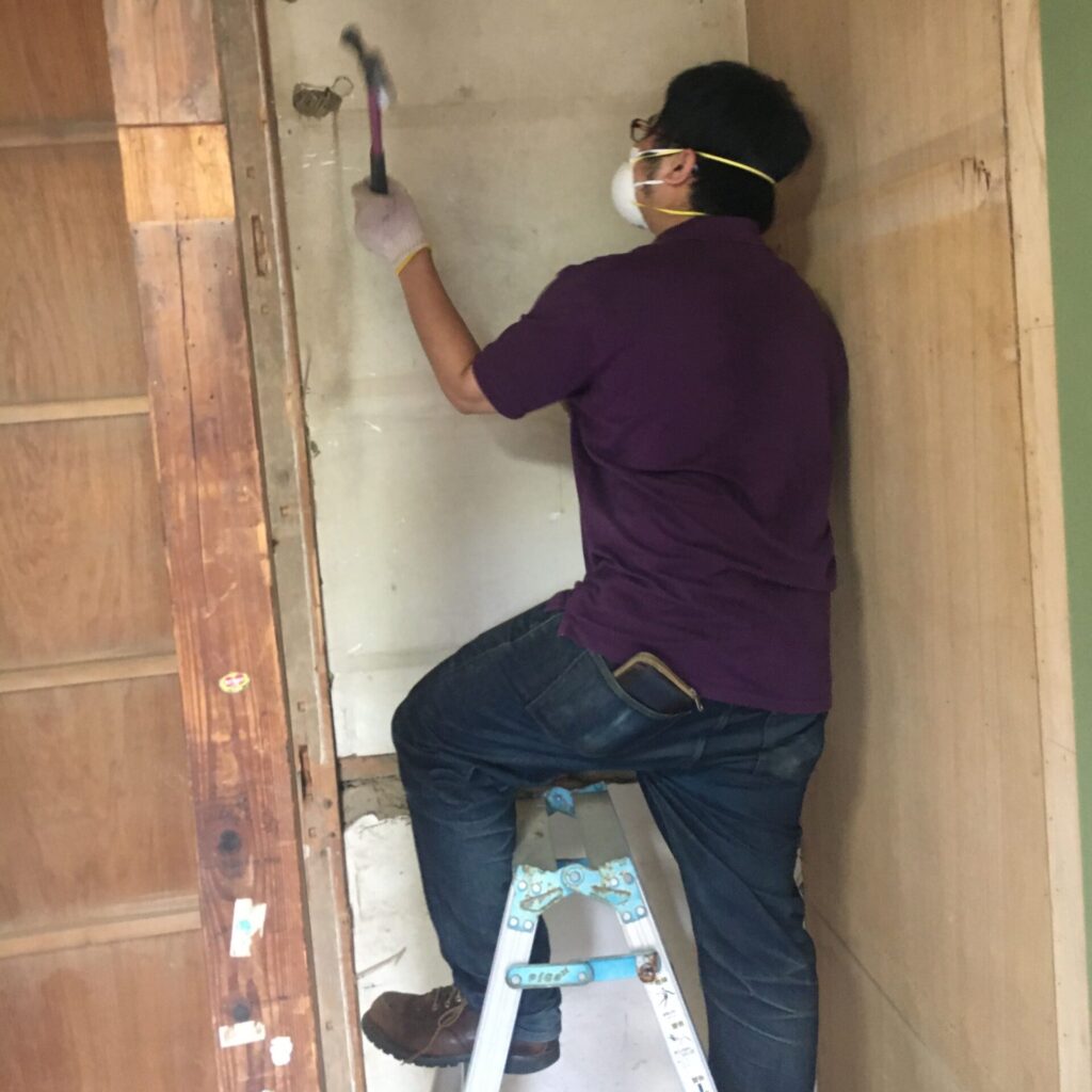 壁をたたき割るエンジニアさん